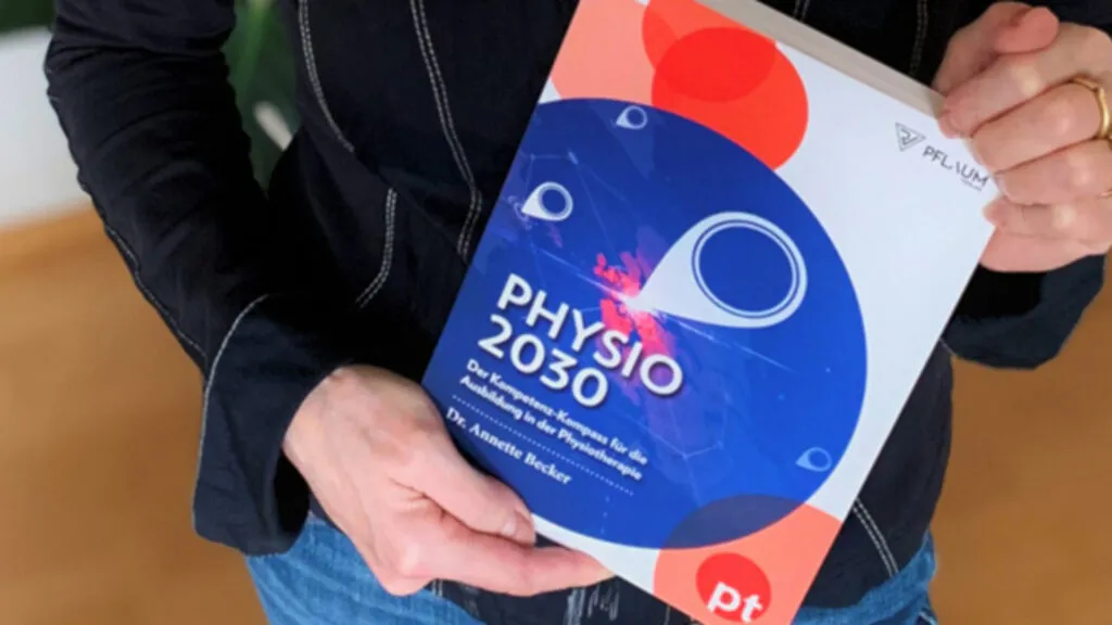 Hände halten das Buch „Physio 2030" zur Physiotherapie-Ausbildung