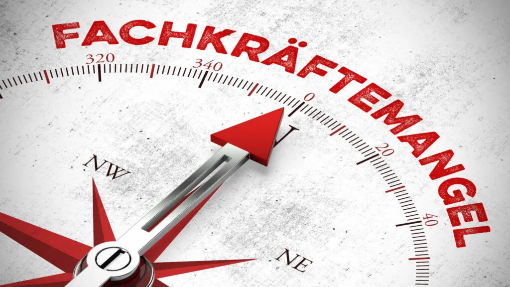 Kompassnadel zeigt auf den roten Schriftzug Fachkräftemangel