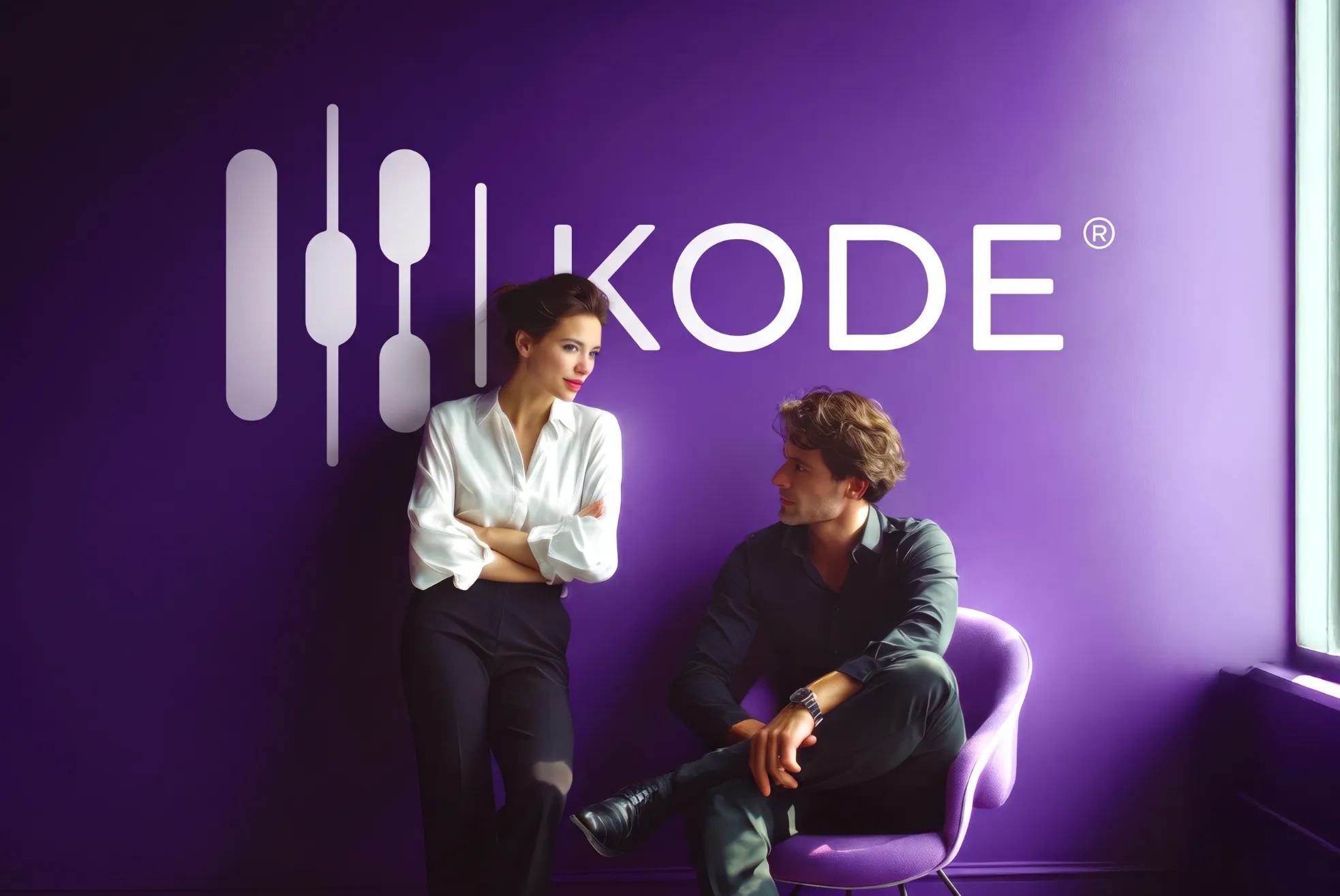 Zwei Personen entspannt vor der violetten KODE® Wand