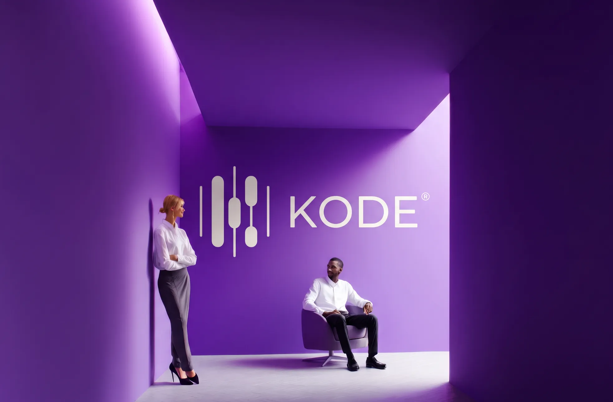 Frau und Mann in einem violetten Raum mit KODE® Logo