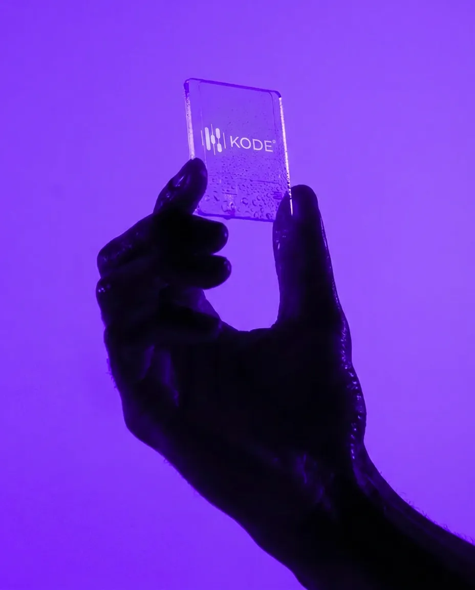 Leuchtende Acrylkarte mit KODE® Logo