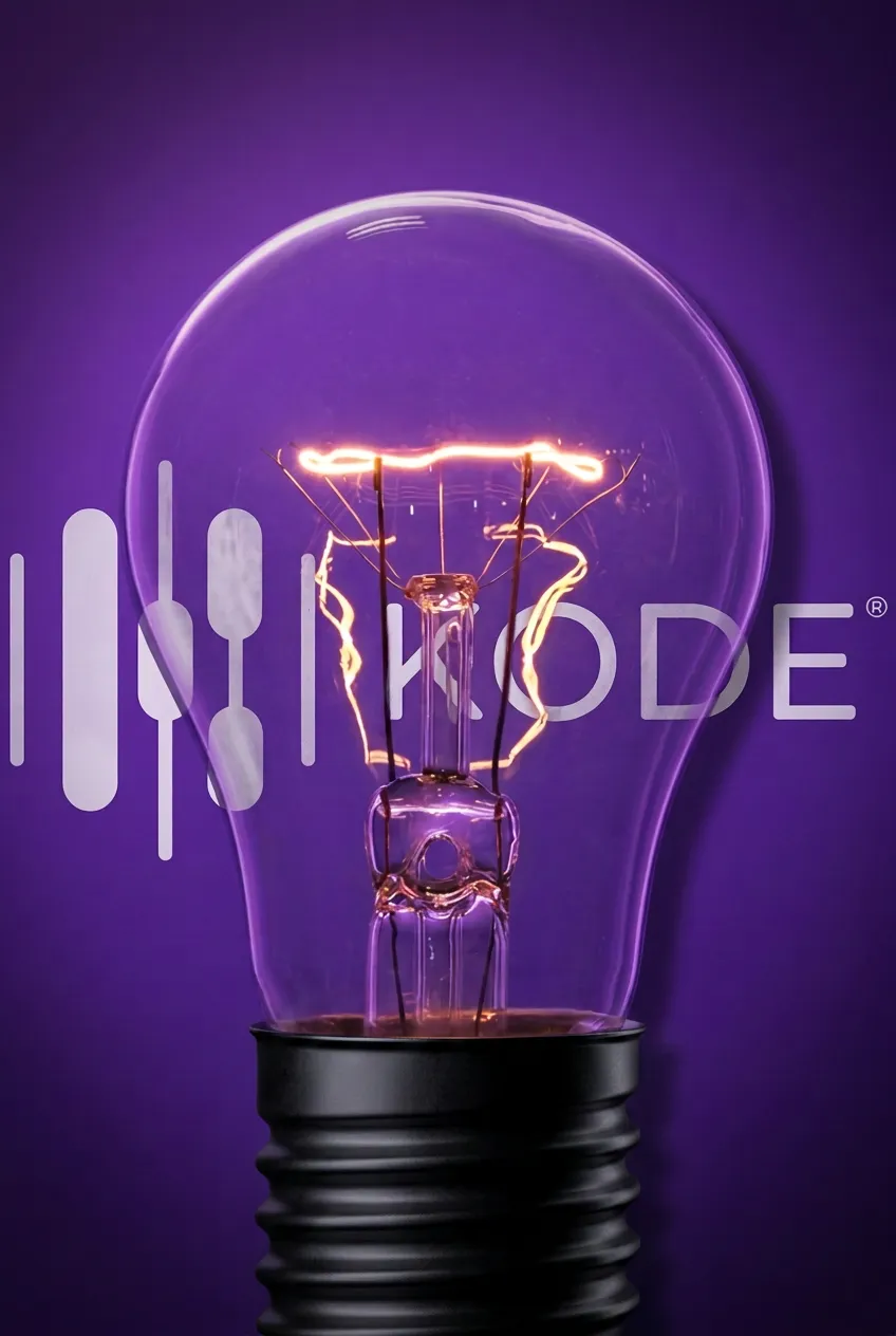 Leuchtende Glühbirne vor violetter Wand mit KODE® Logo