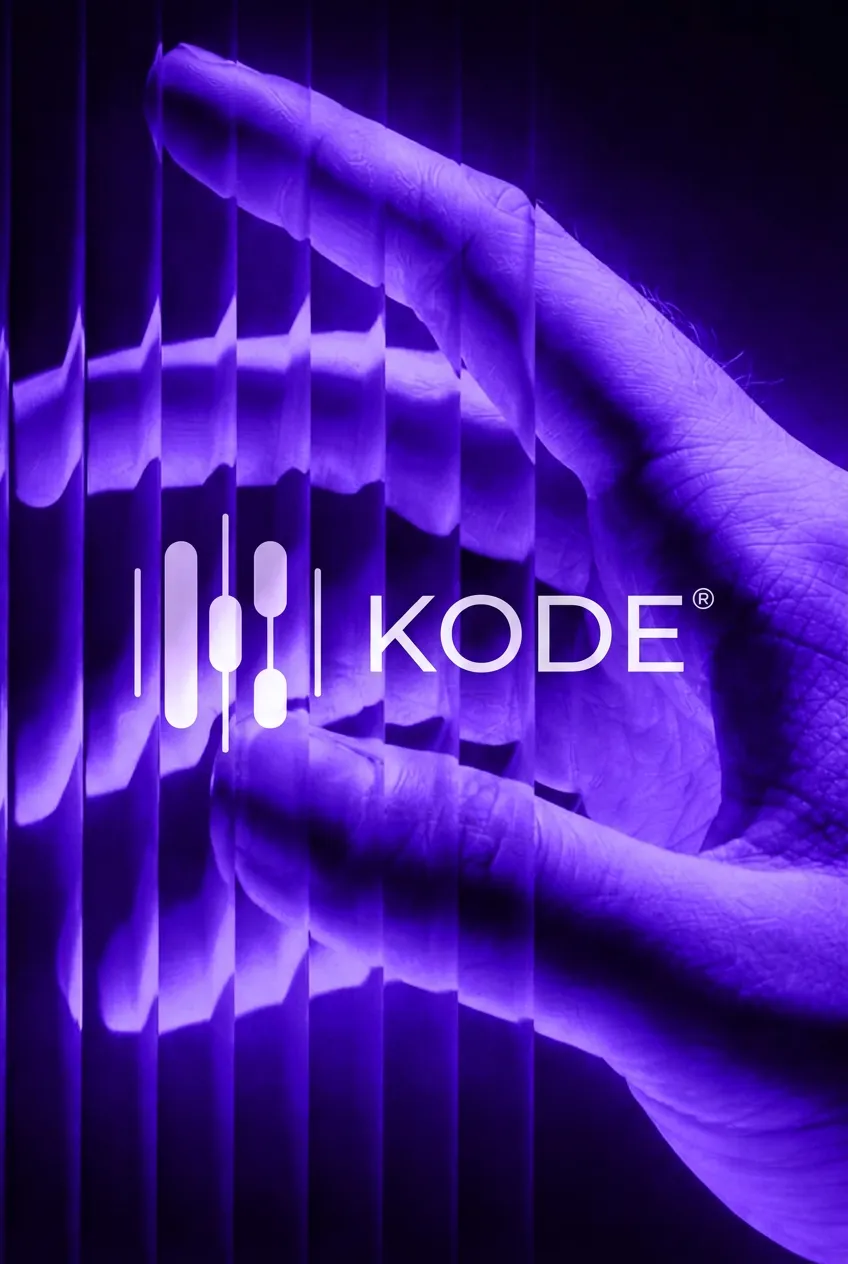 Hand hinter einer Lamellenwand mit KODE® Logo