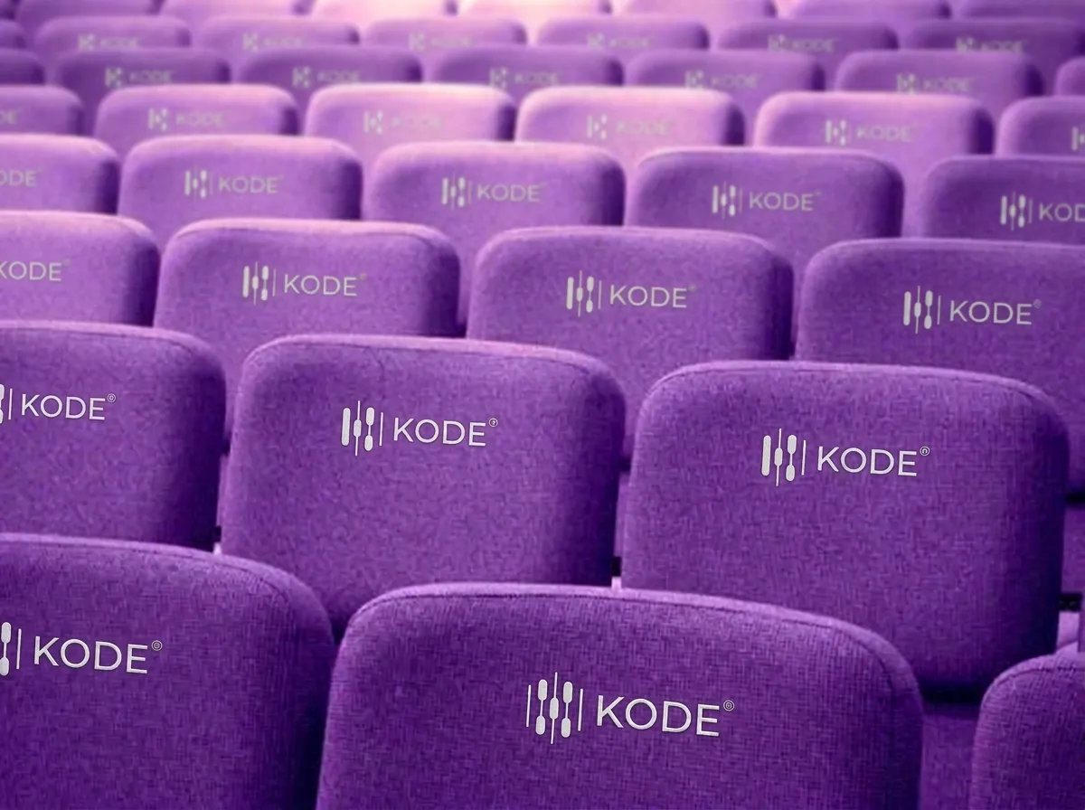Stuhlreihen mit KODE® Logo auf den Lehnen